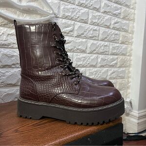 Brown Crocodile Pattern Lace-Up Women's Combat Boots || US9.5